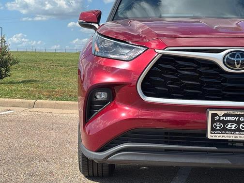Pearl 2022 Toyota Highlander LE