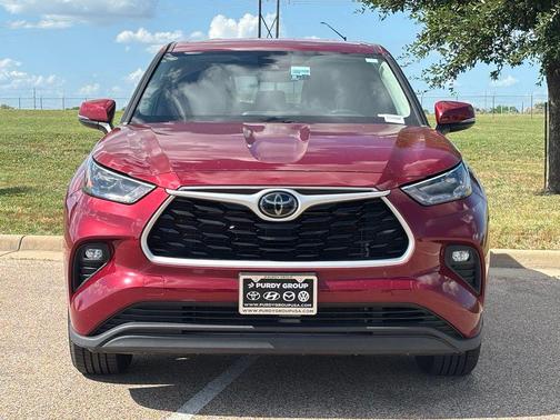 Pearl 2022 Toyota Highlander LE