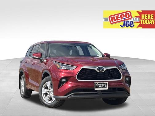 Pearl 2022 Toyota Highlander LE