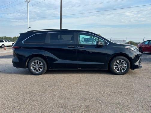 2024 Toyota Sienna XLE