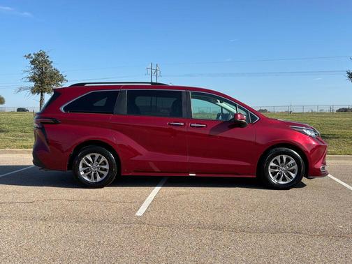 2023 Toyota Sienna XLE