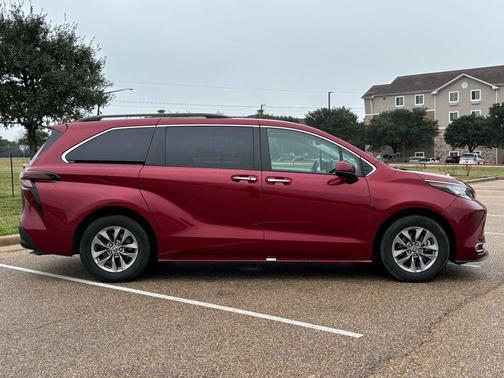 2023 Toyota Sienna XLE