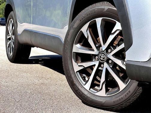 2024 Toyota Corolla Cross XLE