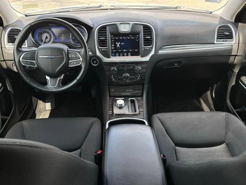 2022 Chrysler 300 Touring