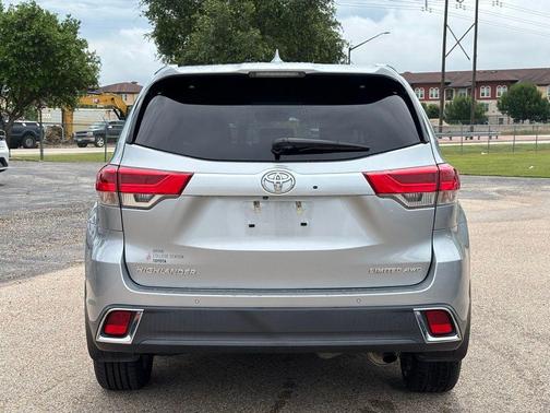 Celestial Silver Metallic 2019 Toyota Highlander Limited Platinum