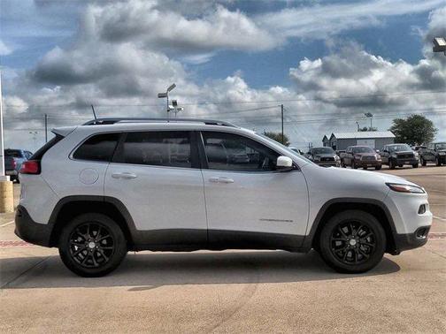 Photo 2 of 32 of 2018 Jeep Cherokee Latitude Plus
