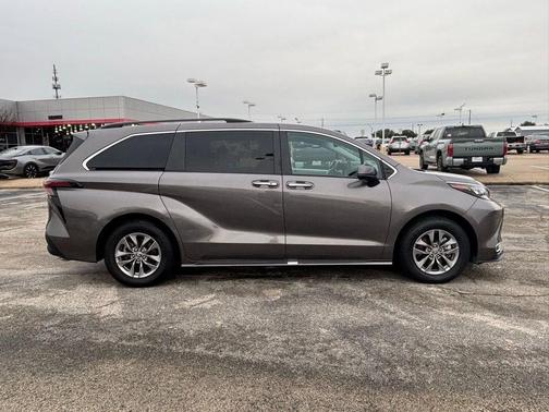 2024 Toyota Sienna XLE