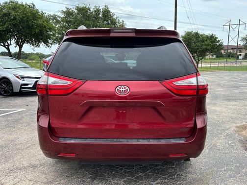 2018 Toyota Sienna XLE