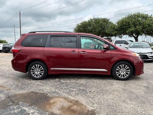 2018 Toyota Sienna XLE