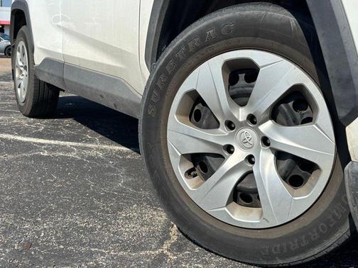 2020 Toyota RAV4 LE