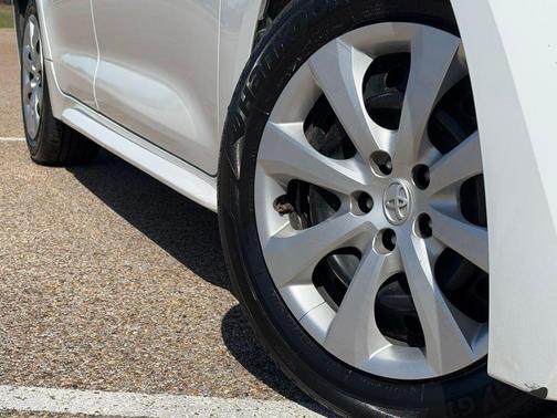 Ice Cap 2024 Toyota Corolla LE