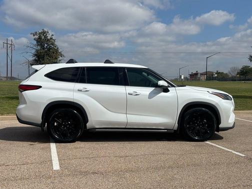 2022 Toyota Highlander L