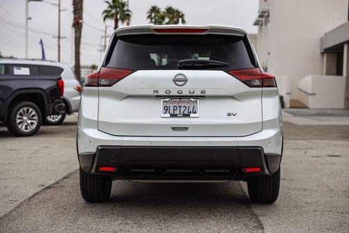 Everest White Pearl 2024 Nissan Rogue SV