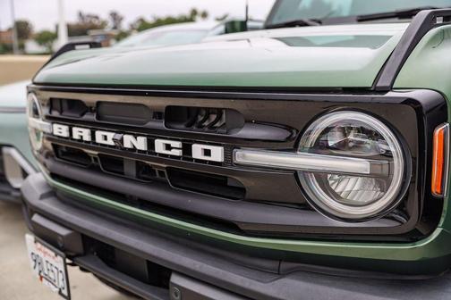 ERUPTION GREEN METALLIC 2022 Ford Bronco Outer Banks