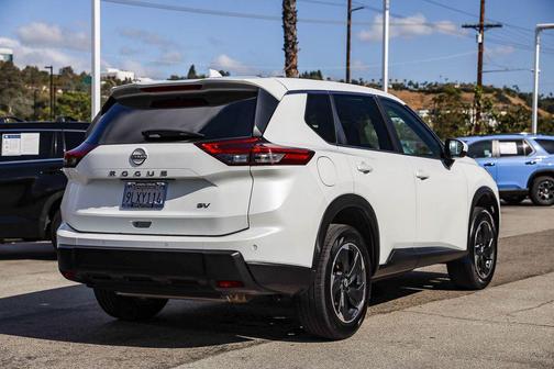 Everest White Pearl 2024 Nissan Rogue SV