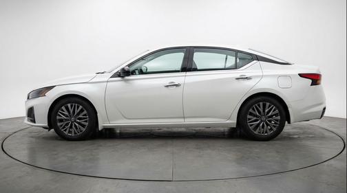 Glacier White 2025 Nissan Altima SV FWD