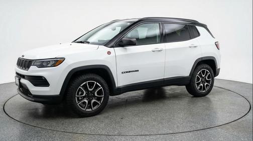 Bright White Clearcoat 2025 Jeep Compass Trailhawk