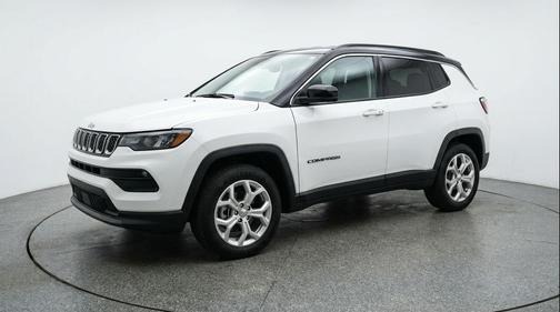 Bright White Clearcoat 2025 Jeep Compass Latitude