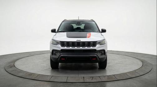 Silver Zynith Metallic Clearcoat 2025 Jeep Compass Trailhawk