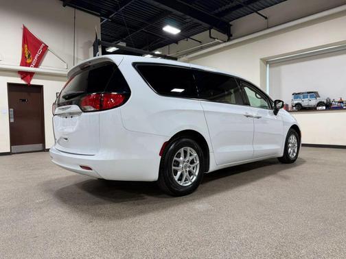 Bright White Clearcoat 2021 Chrysler Voyager LX