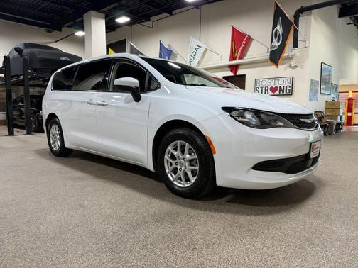 Bright White Clearcoat 2021 Chrysler Voyager LX