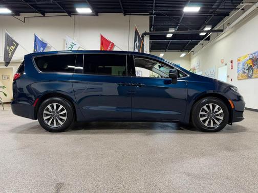 Fathom Blue Pearlcoat 2023 Chrysler Pacifica Hybrid Touring L