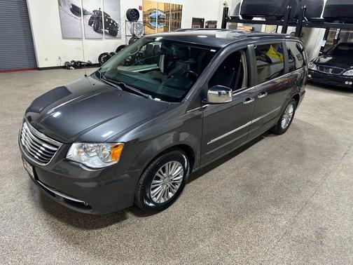 2016 Chrysler Town & Country Touring-L