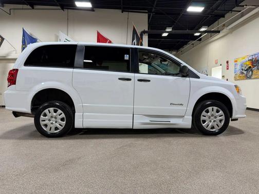 White Knuckle Clearcoat 2019 Dodge Grand Caravan SE