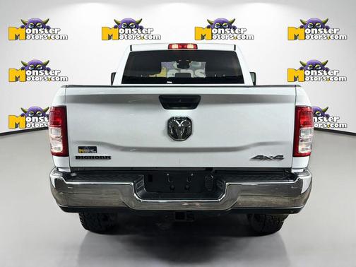 Bright White Clearcoat 2024 RAM 2500 Big Horn Crew Cab 4x4 6'4' Box