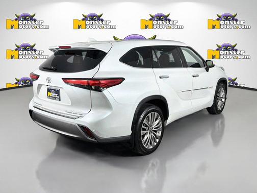White 2022 Toyota Highlander Platinum