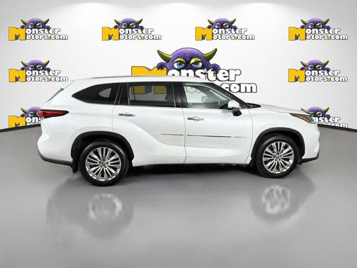 White 2022 Toyota Highlander Platinum
