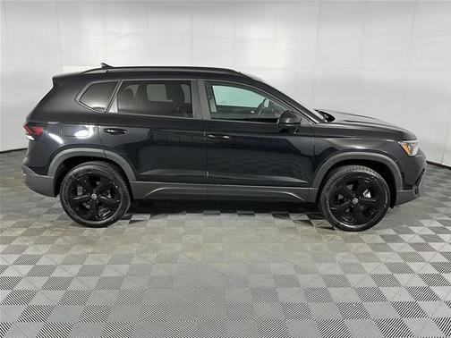 Deep Black Pearl Effect 2025 Volkswagen Taos 1.5T SE Black