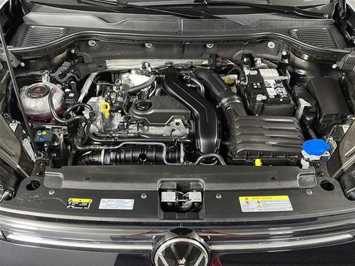 Deep Black Pearl Effect 2025 Volkswagen Taos 1.5T SE Black