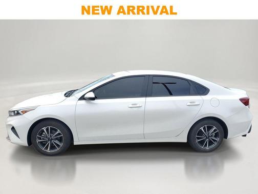 Snow White Pearl 2024 Kia Forte LXS