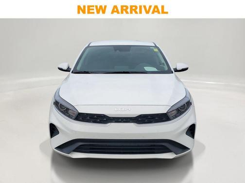 Snow White Pearl 2024 Kia Forte LXS