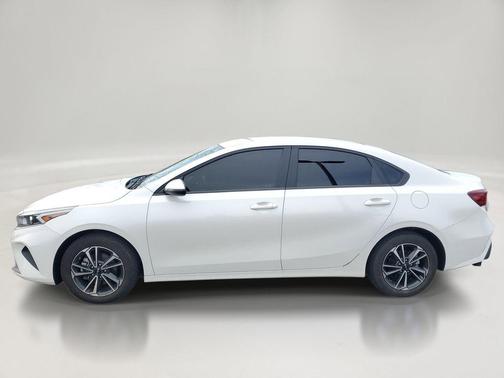 Snow White Pearl 2024 Kia Forte LXS