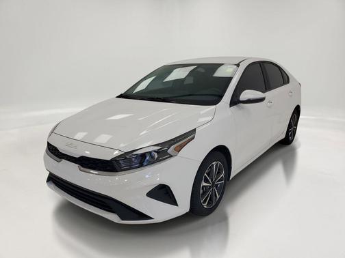 Snow White Pearl 2024 Kia Forte LXS