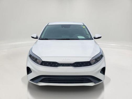 Snow White Pearl 2024 Kia Forte LXS