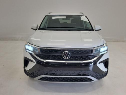White 2024 Volkswagen Taos 1.5T SE