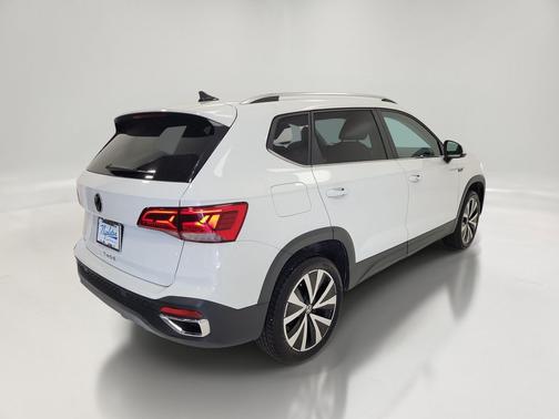 White 2024 Volkswagen Taos 1.5T SE