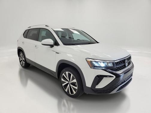 White 2024 Volkswagen Taos 1.5T SE