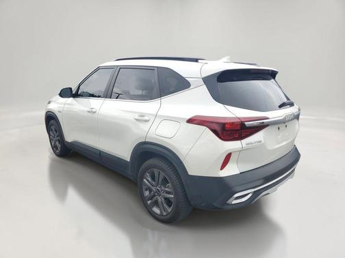 Snow White Pearl 2023 Kia Seltos S