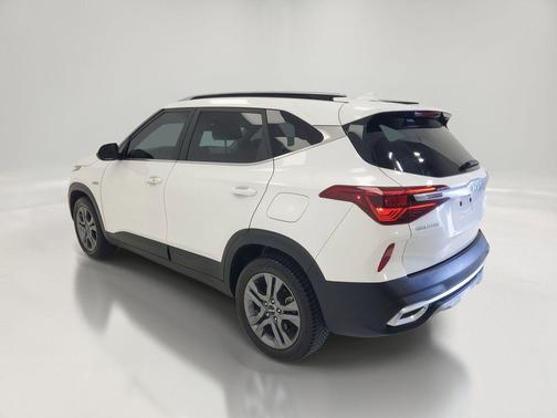 Snow White Pearl 2023 Kia Seltos S