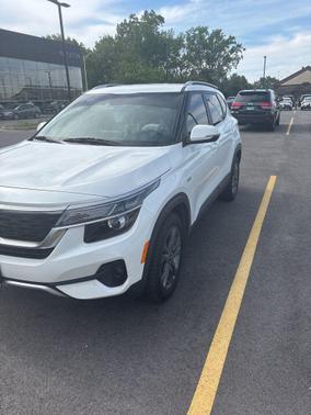 Snow White Pearl 2023 Kia Seltos S