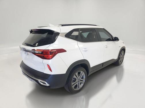 Snow White Pearl 2023 Kia Seltos S