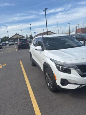 Snow White Pearl 2023 Kia Seltos S