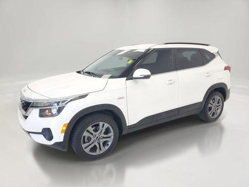 Snow White Pearl 2023 Kia Seltos S