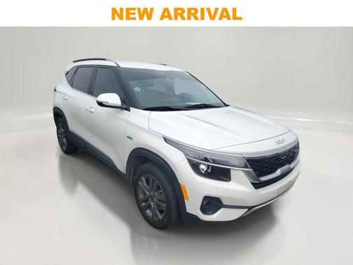 Snow White Pearl 2023 Kia Seltos S
