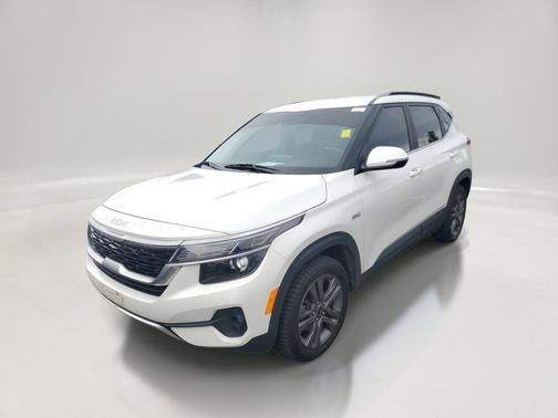 Snow White Pearl 2023 Kia Seltos S