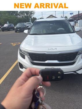 Snow White Pearl 2023 Kia Seltos S